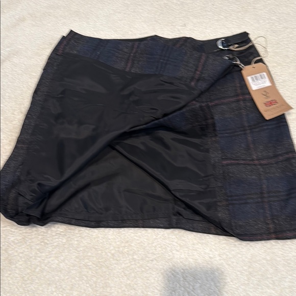 New Plaid kilt with Buckle Accents - Picture 2 of 4